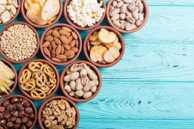 Aperatifler karışımı: simit, kraker, cips, Kuruyemiş ve cips