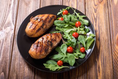 Izgara tavuk spinath ve domates salatası ile. Barbekü gıda arka plan