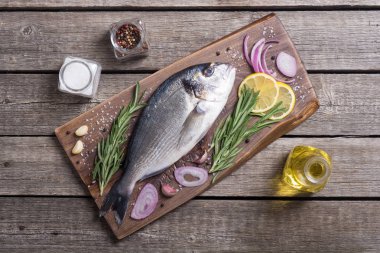 Çiğ dorado balık ve yemek pişirmek için ingridient. Deniz ürünleri