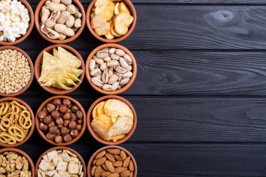 Aperatifler karışımı: simit, kraker, cips, Kuruyemiş ve cips