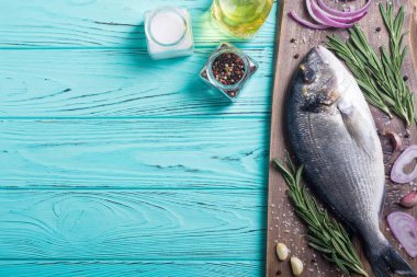 Çiğ dorado balık ve yemek pişirmek için ingridient. Deniz ürünleri