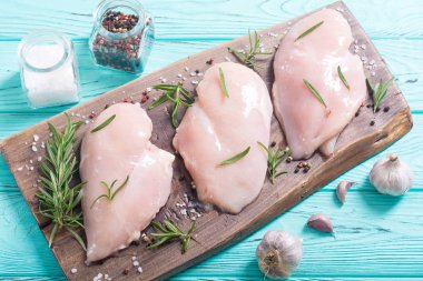 Madde ile çiğ tavuk göğsü (fileto). Et arka plan
