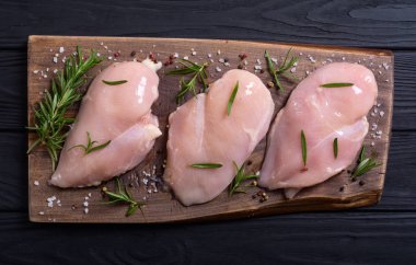 Madde ile çiğ tavuk göğsü (fileto). Et arka plan