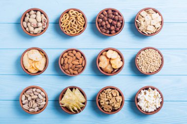 Aperatifler karışımı: simit, kraker, cips, Kuruyemiş ve cips