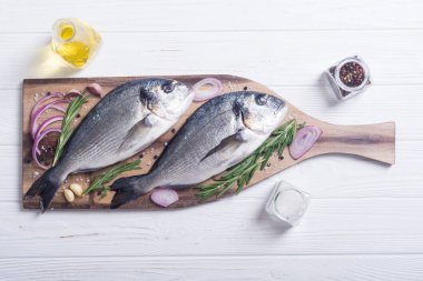 Çiğ dorado balık ve yemek pişirmek için ingridient. Deniz ürünleri
