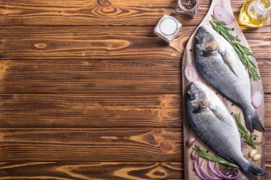 Çiğ dorado balık ve yemek pişirmek için ingridient. Deniz ürünleri