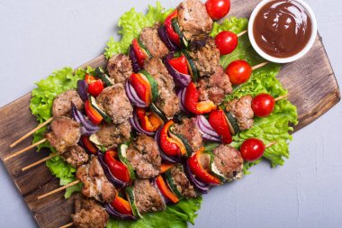 Izgara domuz şiş veya Sebzeli şiş kebap. Gıda arka plan Kebab