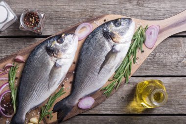 Çiğ dorado balık ve yemek pişirmek için ingridient. Deniz ürünleri