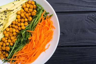 Avokado, salatalık, havuç ve nohut ile Buda kase. Sağlıklı vegan salata yiyecek 