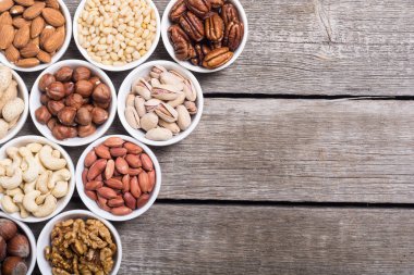 Fındık karışımı: antep fıstığı, badem, ceviz, çam fıstığı, fındık ve kaju. Kase backgrond içinde snack