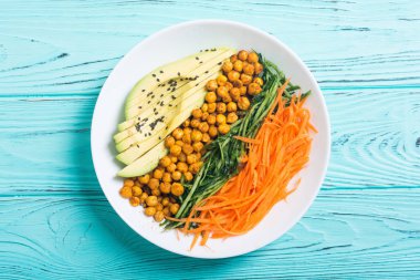 Avokado, salatalık, havuç ve nohut ile Buda kase. Sağlıklı vegan salata yiyecek 