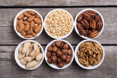 Fındık karışımı: antep fıstığı, badem, ceviz, çam fıstığı, fındık ve kaju. Kase backgrond içinde snack