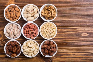 Fındık karışımı: antep fıstığı, badem, ceviz, çam fıstığı, fındık ve kaju. Kase backgrond içinde snack