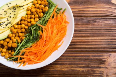 Avokado, salatalık, havuç ve nohut ile Buda kase. Sağlıklı vegan salata yiyecek 