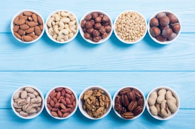 Fındık karışımı: antep fıstığı, badem, ceviz, çam fıstığı, fındık ve kaju. Kase backgrond içinde snack