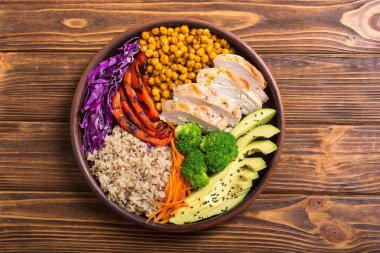 Avokado, tavuk, biber, quinoa ve nohut ile Buda kase. Sağlıklı gıda