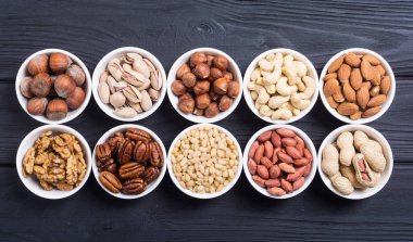 Fındık karışımı: antep fıstığı, badem, ceviz, çam fıstığı, fındık ve kaju. Kase backgrond içinde snack