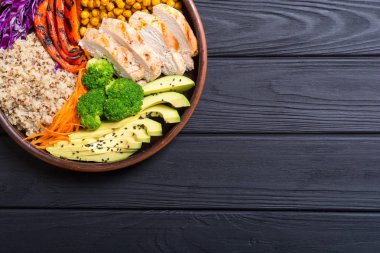 Avokado, tavuk, biber, quinoa ve nohut ile Buda kase. Sağlıklı gıda