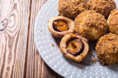 Geleneksel Avusturya Erik köfte. Tatlı ev yapımı tatlı