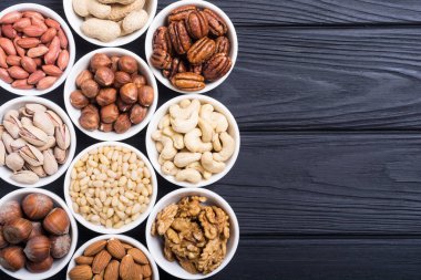 Fındık karışımı: antep fıstığı, badem, ceviz, çam fıstığı, fındık ve kaju. Kase backgrond içinde snack