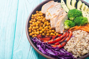Avokado, tavuk, biber, quinoa ve nohut ile Buda kase. Sağlıklı gıda