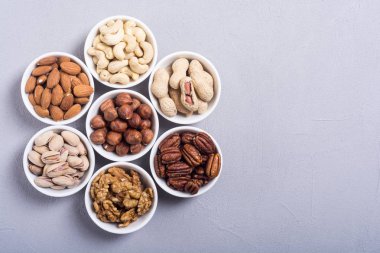 Fındık karışımı: antep fıstığı, badem, ceviz, çam fıstığı, fındık ve kaju. Kase backgrond içinde snack