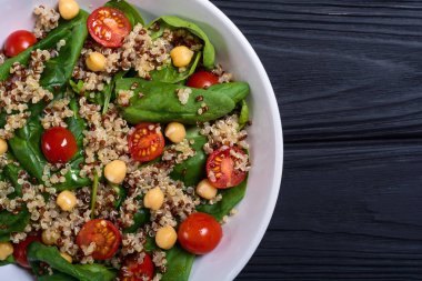 Ispanak salatası quinoa, domates ve nohut. Sağlıklı vegan superfood