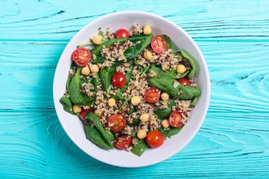 Ispanak salatası quinoa, domates ve nohut. Sağlıklı vegan superfood