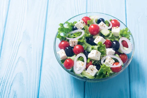 Salada Grega Verduras Frescas Comida Saudável Fundo Madeira — Fotografia de Stock