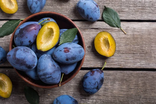 Prunes Fraîches Dans Bol Sur Une Table Bois Fruits Fond — Photo