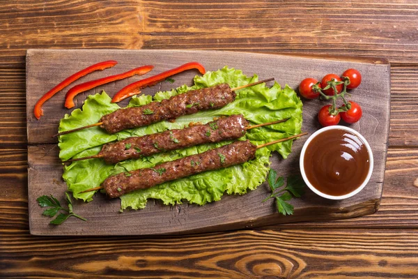 Kavkazská Tradiční Jídlo Šíš Kebab Nebo Lula Kebab Zeleninou Omáčkou — Stock fotografie