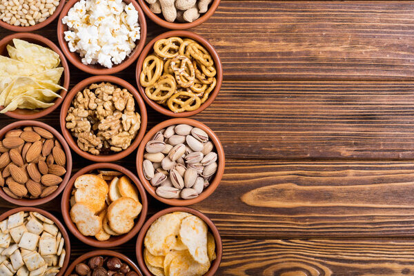 Смесь закусок: крендельки, крекеры, чипсы, орехи и начос
