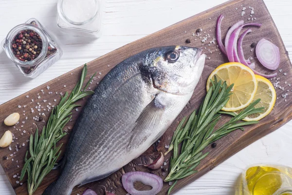 Çiğ Dorado Balık Yemek Pişirmek Için Ingridient Deniz Ürünleri — Stok fotoğraf