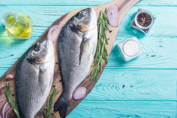 Çiğ Dorado Balık Yemek Pişirmek Için Ingridient Deniz Ürünleri — Stok fotoğraf