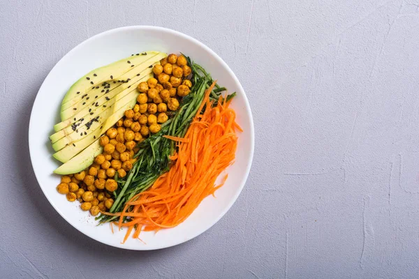 Buddha Tál Avokádó Uborka Sárgarépa Csicseriborsó Egészséges Vegetáriánus Saláta Élelmiszer — Stock Fotó