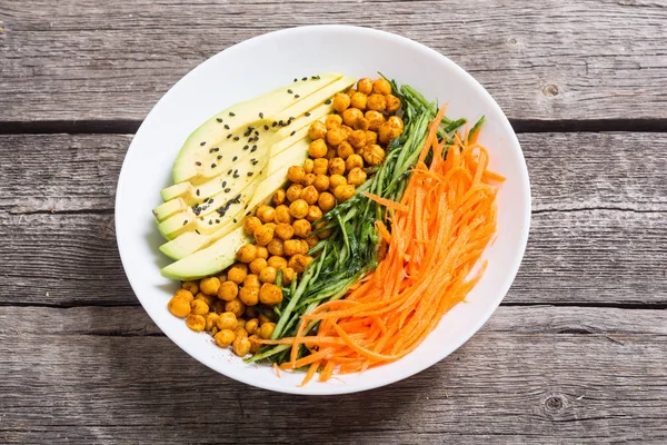 Avokado, salatalık, havuç ve nohut ile Buda kase. Sağlıklı vegan salata yiyecek 