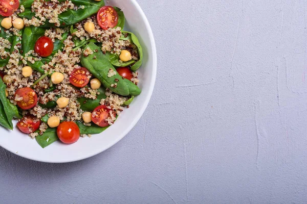 Spinatsalat Mit Quinoa Tomaten Und Kichererbsen Gesundes Veganes Superfood — Stockfoto