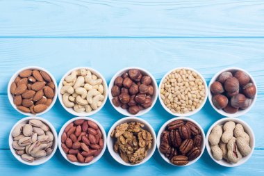 Fındık karışımı: antep fıstığı, badem, ceviz, çam fıstığı, fındık ve kaju. Kase backgrond içinde snack