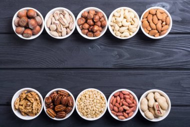 Fındık karışımı: antep fıstığı, badem, ceviz, çam fıstığı, fındık ve kaju. Kase backgrond içinde snack