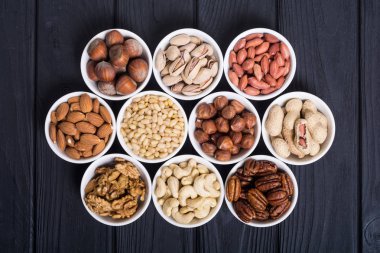 Fındık karışımı: antep fıstığı, badem, ceviz, çam fıstığı, fındık ve kaju. Kase backgrond içinde snack