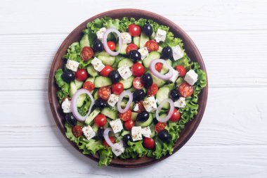 Taze sebze Yunan salatası. Ahşap arka plan üzerinde sağlıklı gıda