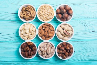 Fındık karışımı: antep fıstığı, badem, ceviz, çam fıstığı, fındık ve kaju. Kase backgrond içinde snack