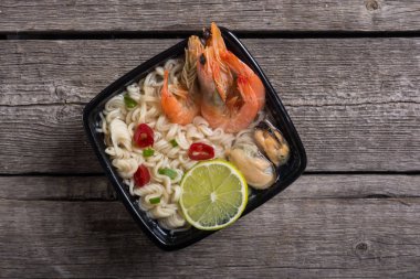 Karides ve mssels ile anlık erişte çorbası. Asya gıda