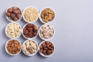 Fındık karışımı: antep fıstığı, badem, ceviz, çam fıstığı, fındık ve kaju. Kase backgrond içinde snack