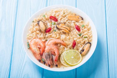 Karides ve mssels ile anlık erişte çorbası. Asya gıda