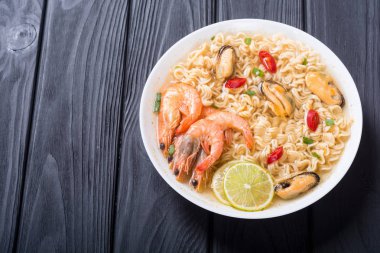 Karides ve mssels ile anlık erişte çorbası. Asya gıda