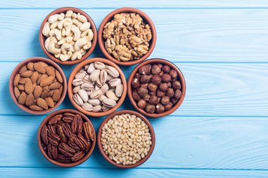 Fındık karışımı: antep fıstığı, badem, ceviz, çam fıstığı, fındık ve kaju. Kase backgrond içinde snack