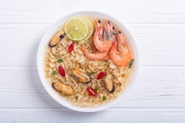 Karides ve mssels ile anlık erişte çorbası. Asya gıda