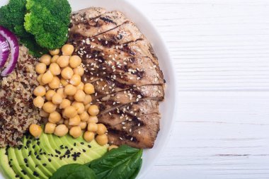 Buda kase brokoli, quinoa, ızgara tavuk, avokado ve ıspanak. Sağlıklı vegan salata. Superfood