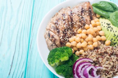 Buda kase brokoli, quinoa, ızgara tavuk, avokado ve ıspanak. Sağlıklı vegan salata. Superfood